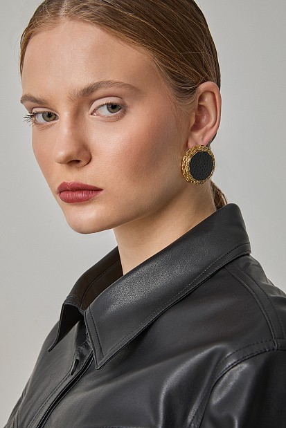 Embossed earrings in contrast