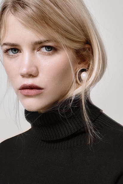 Round earrings with pearl