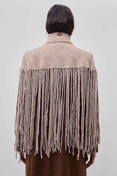 Πλεκτή κάπα με κρόσια