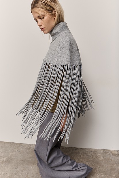 Πλεκτή κάπα με κρόσια