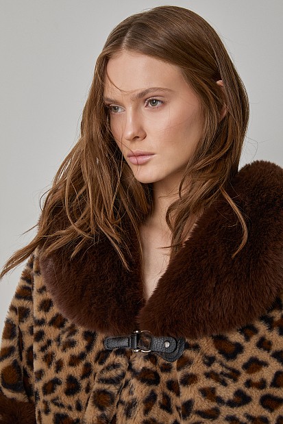 Leopard printed cape with faux fur