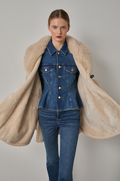 Cape with faux fur