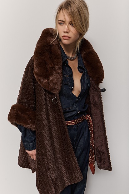 Cape with faux fur
