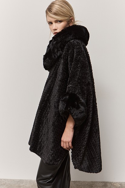 Cape with faux fur