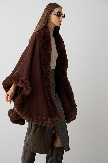 Knitted cape with faux fur