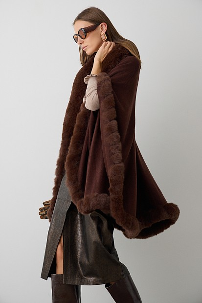 Knitted cape with faux fur