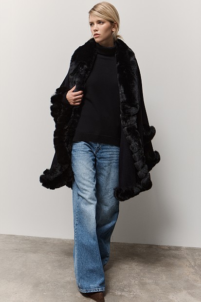 Knitted cape with faux fur