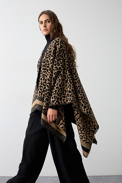 Kniited leopard print cape