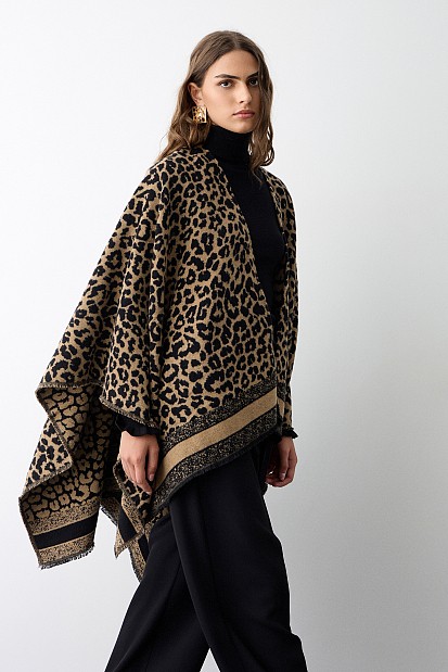 Kniited leopard print cape