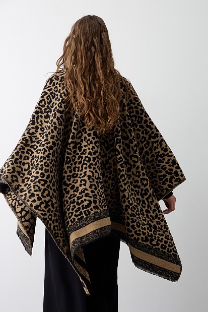 Kniited leopard print cape