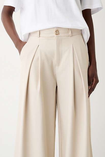 Trousers with pleats