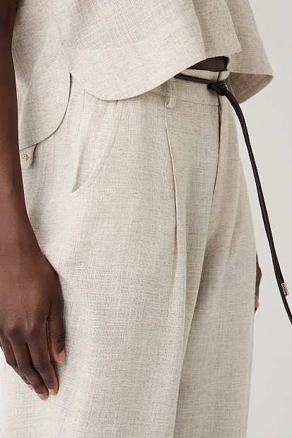 Tailored trousers with a decorative belt