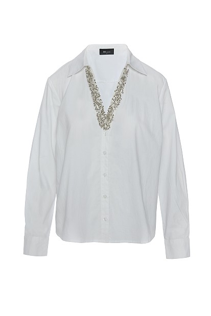 Camisa con cuello V y pedrería