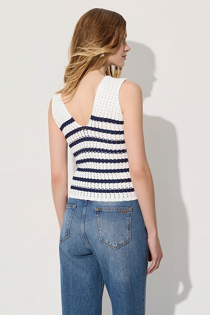 Knitted blouse with applique flower