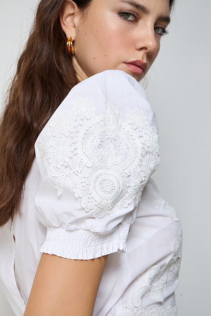 Blusa encaje hombros abullonados