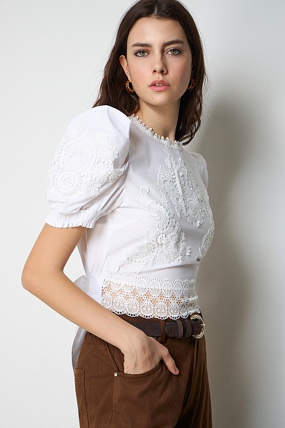 Blusa encaje hombros abullonados