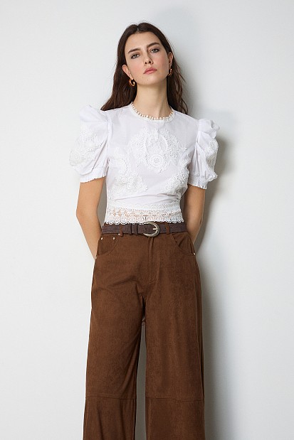 Blusa encaje hombros abullonados