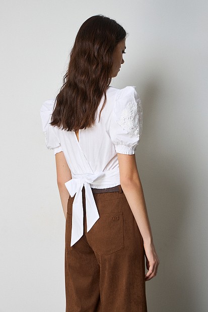 Blusa encaje hombros abullonados