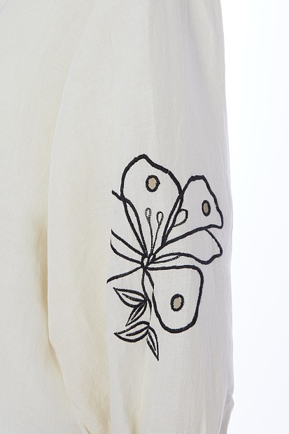Blusa con detalles bordados