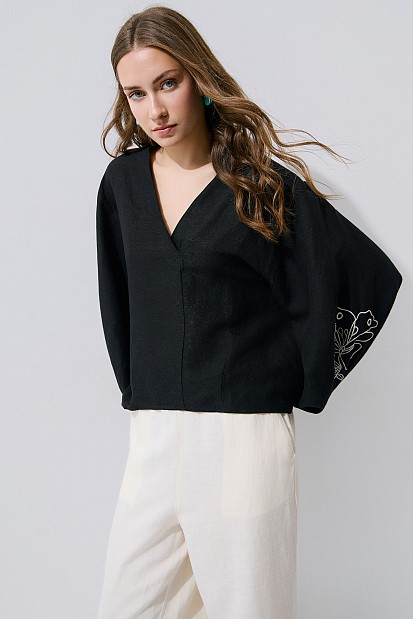 Blusa con detalles bordados