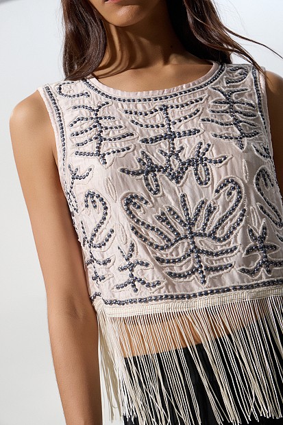 Sleeveless crop top with fringes