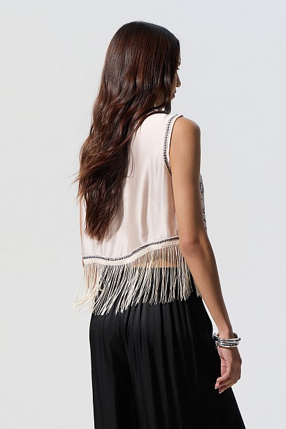 Sleeveless crop top with fringes