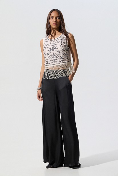 Sleeveless crop top with fringes