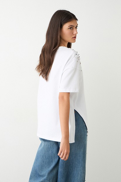 T-shirt with rhinestones on the shoulders