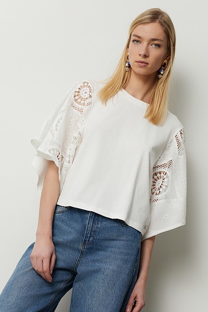 Top with embroidered short sleeves