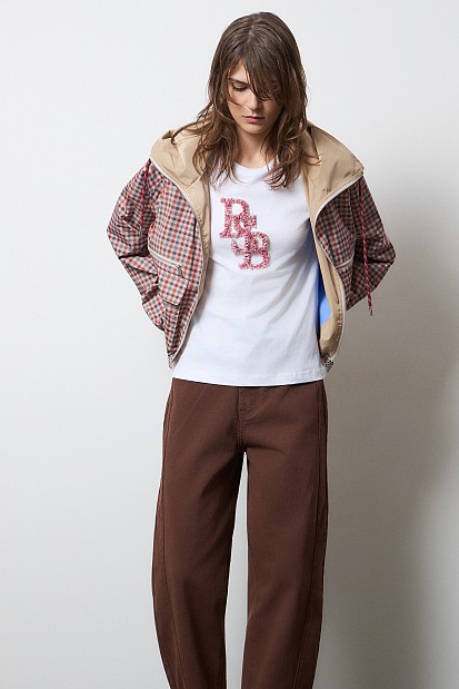 Camiseta con logotipo en relieve