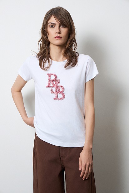 Camiseta con logotipo en relieve