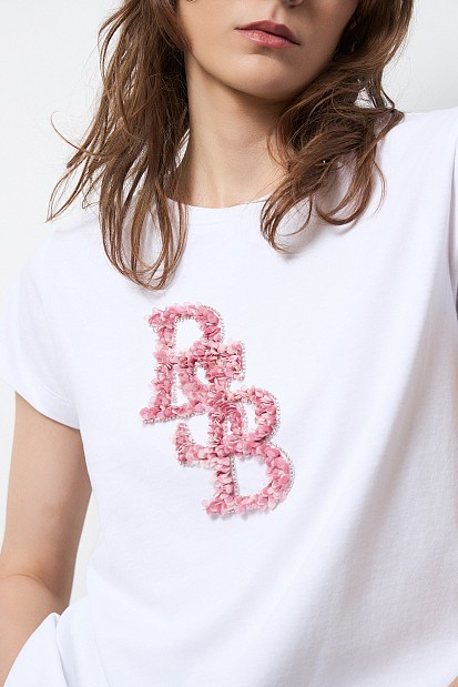 Camiseta con logotipo en relieve