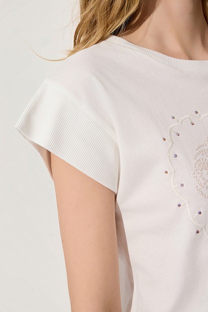 Embroidered blouse with short sleeves