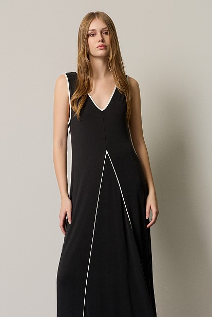Maxi dress with details in contrast