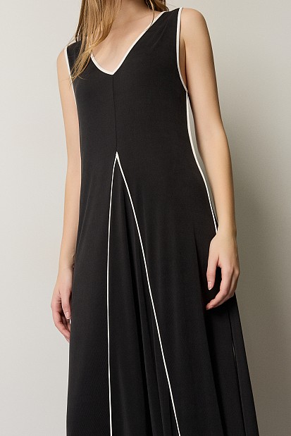 Maxi dress with details in contrast