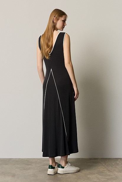 Maxi dress with details in contrast