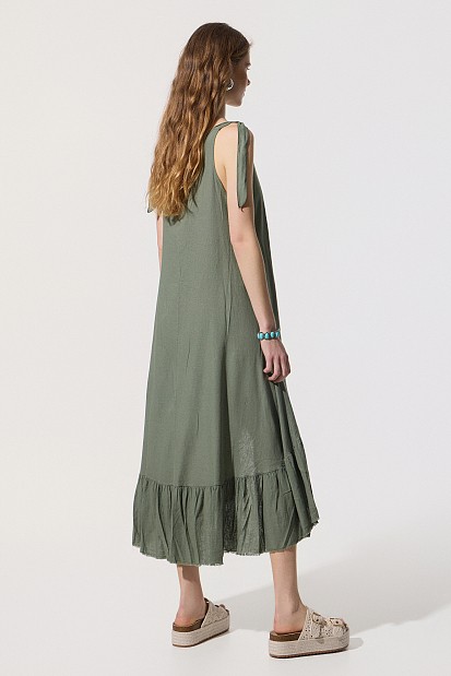 Maxi dress with an asymmetric hem and ruffles