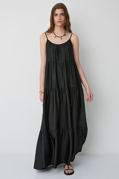 Vestido largo de satén con volantes