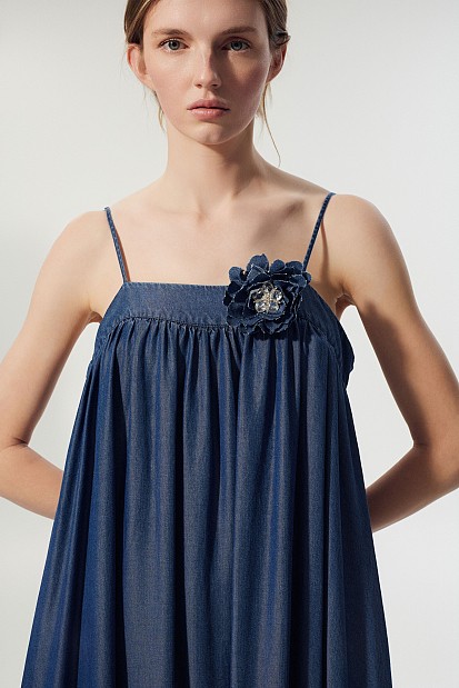Maxi denim dress with flower