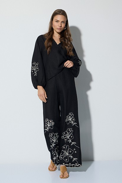 Παντελόνα με κεντητές λεπτομέρειες