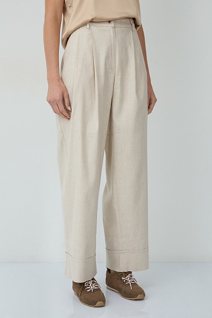 Trousers with pleats in linen texture