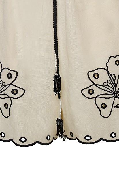 Pantalones cortos con cintura alta y detalles bordados