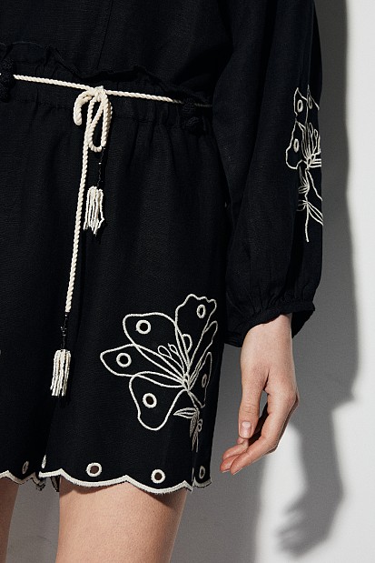 Pantalones cortos con cintura alta y detalles bordados