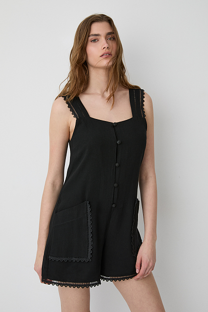 Mono con detalles calados