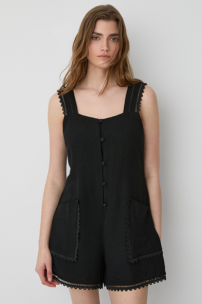 Mono con detalles calados
