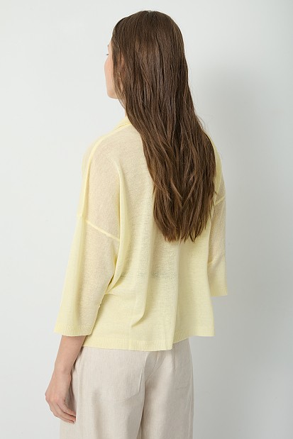 Sweater with 3/4 sleeves and collar