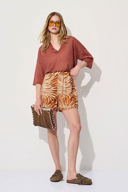 Sweater with 3/4 sleeves and collar