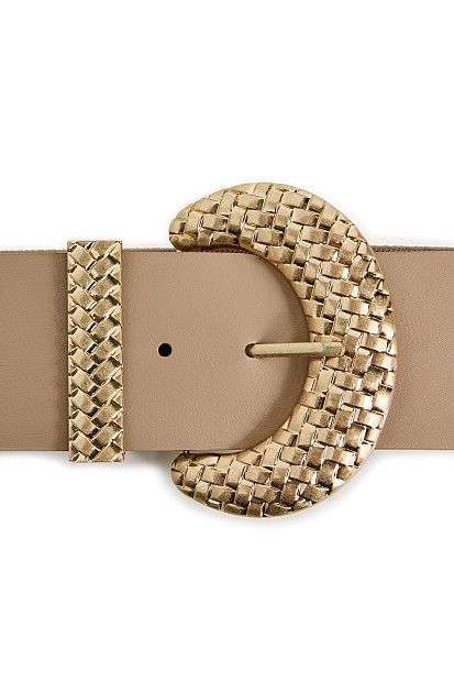 Elasticated belt with buckle