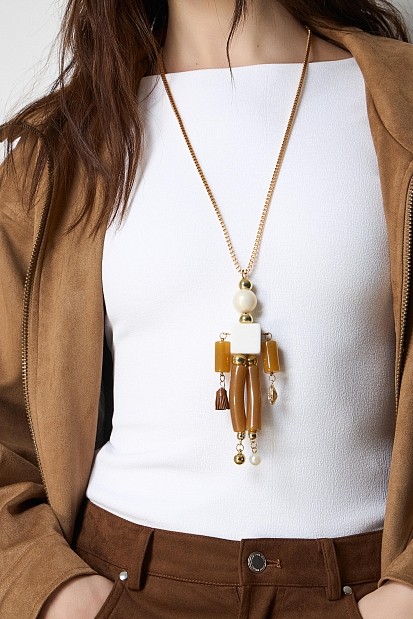 Long necklace with hanging beads