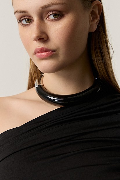 Rigit metal necklace